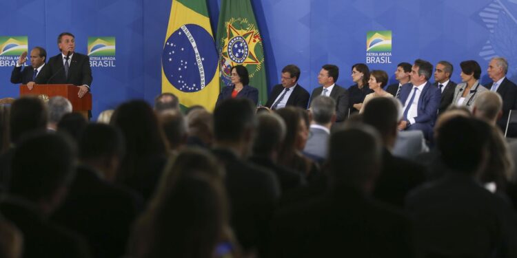 Novos ministros tomam posse no Palácio do Planalto