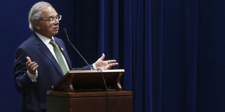 Privatização da Petrobras não está prevista neste mandato, diz Guedes