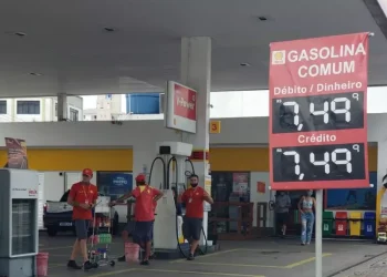 Após alta, média nacional da gasolina chega a R$ 7,499 e combustível 8,1% mais caro