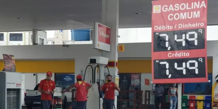 Após alta, média nacional da gasolina chega a R$ 7,499 e combustível 8,1% mais caro