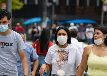 São Paulo retira obrigatoriedade do uso de máscaras em locais abertos