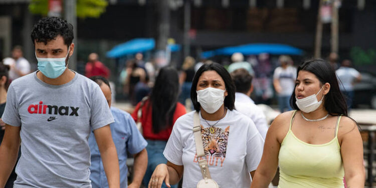 São Paulo retira obrigatoriedade do uso de máscaras em locais abertos