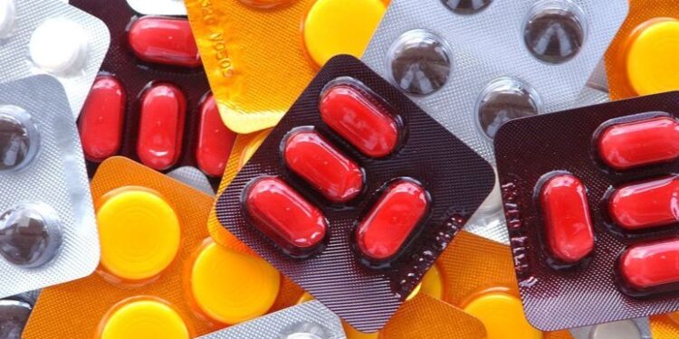 Farmacêuticas são multadas em R$ 4,2 mi por causa de remédios acima do preço