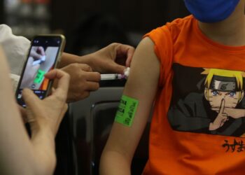 Média móvel de óbitos caiu 60,4% desde o pico da Ômicron, diz Saúde