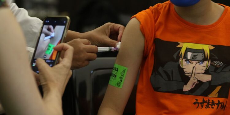 Média móvel de óbitos caiu 60,4% desde o pico da Ômicron, diz Saúde