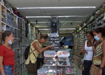 Máscaras deveriam ser mantidas em ambientes fechados, diz especialista