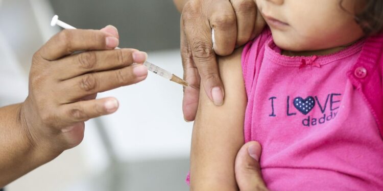 Vacinação de crianças contra sarampo e influenza começa em 4 de abril