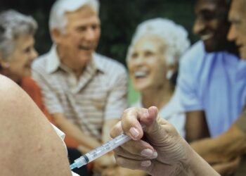 Saúde recomenda segunda dose de reforço para idosos acima de 80 anos