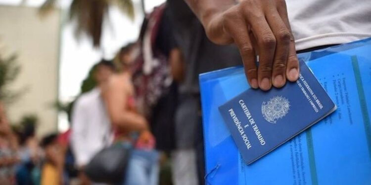 Desemprego cai a 11,2%, mas ainda atinge 12 milhões no Brasil