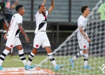 Vasco faz 3 a 0 no Resende e vai encarar Flamengo na semi do Carioca
