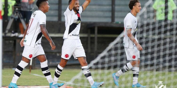 Vasco faz 3 a 0 no Resende e vai encarar Flamengo na semi do Carioca