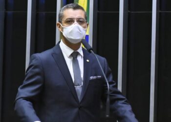 Fábio Mitidieri vota SIM pelo pagamento permanente do Auxílio Brasil