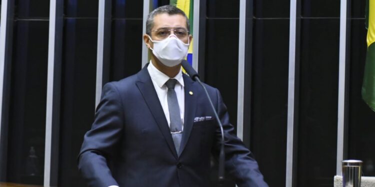Fábio Mitidieri vota SIM pelo pagamento permanente do Auxílio Brasil