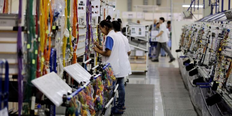 Produção industrial sobe em março, mas queda no consumo preocupa