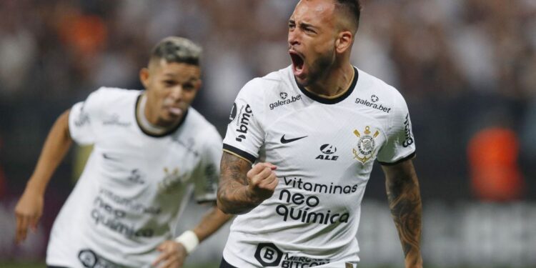 Em noite de Maycon, Corinthians vence Boca na Libertadores