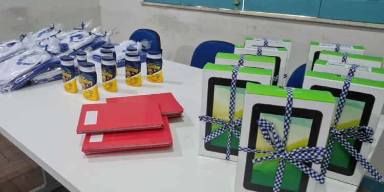 Santa Rosa de Lima realiza entrega de tablets e uniformes para agentes de saúde