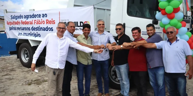 Município de Salgado é beneficiado com uma caçamba