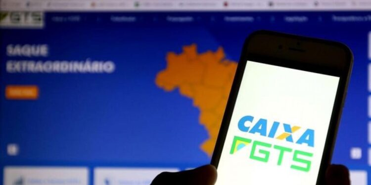 Quatro em cada dez brasileiros vão limpar nome com saque do FGTS