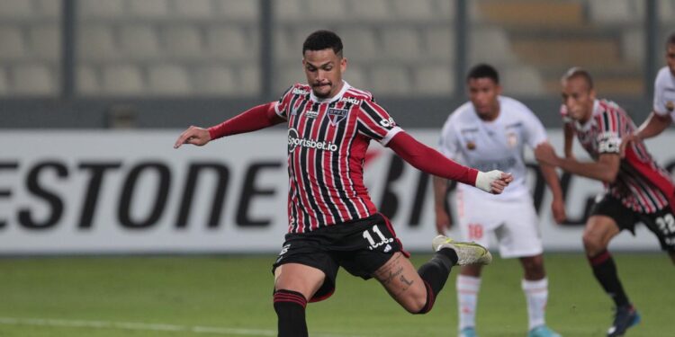 Luciano garante vitória do São Paulo na estreia da Sul-Americana