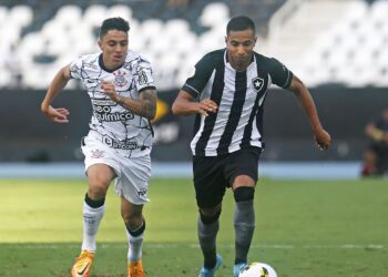 Corinthians faz primeiro tempo impecável e vence Botafogo no Rio