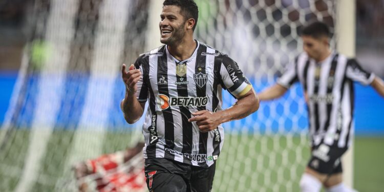 Com show de Hulk, Atlético-MG vence na estreia do Brasileiro