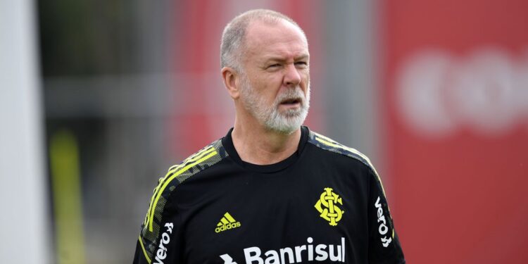 Mano Menezes expressa alegria por retornar ao Internacional