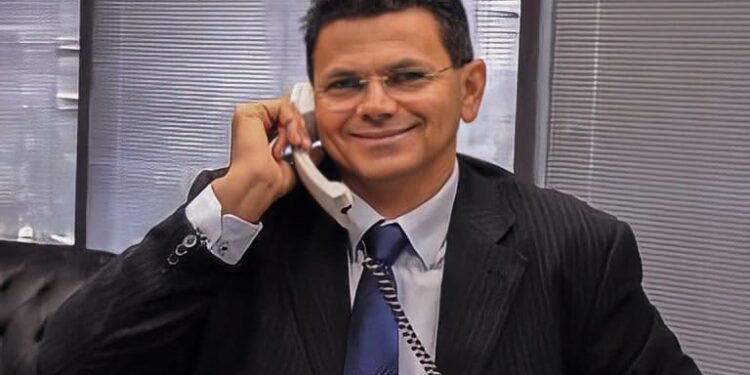 Ex-prefeito, Valmir de Francisquinho, recebe indenização por danos morais, após 13 processos contra radialista em Itabaiana