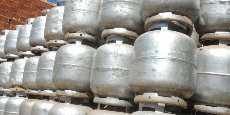 Petrobras anuncia redução no preço do gás de cozinha. Queda no preço foi de R$ 0,25 por quilo