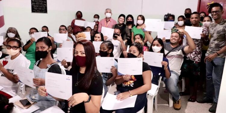 Prefeitura de Socorro investe em qualificação profissional e entrega certificados