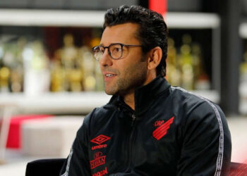 Alberto Valentim revela que chorou ao ser demitido do Athletico