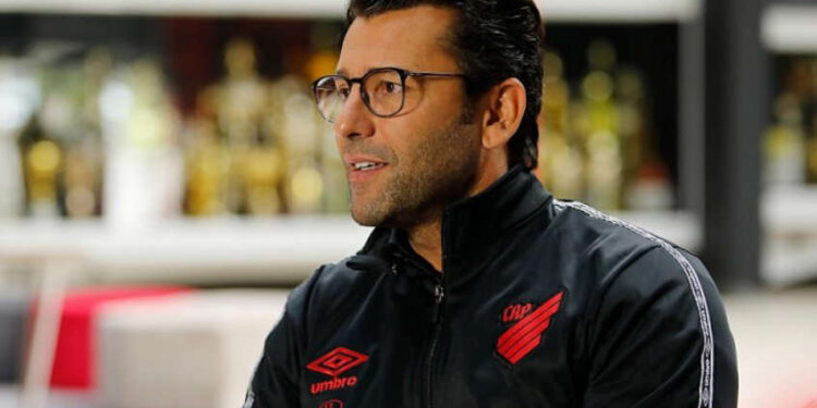 Alberto Valentim revela que chorou ao ser demitido do Athletico