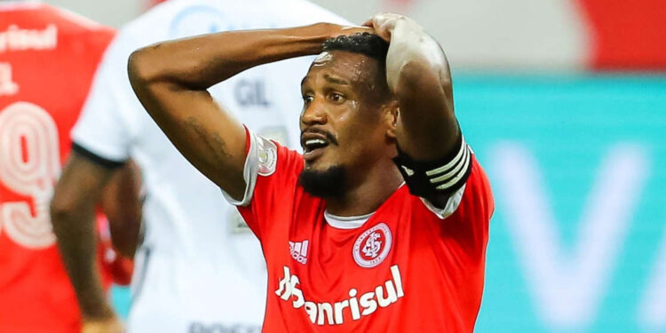 Internacional aceita ceder Edenílson para contratar titular do Flamengo e Nação aprova negócio