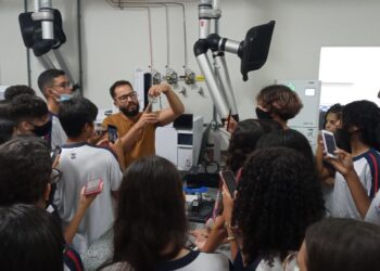 Estudantes do Salesiano visitam instalações da Universidade Tiradentes