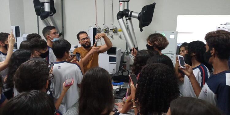 Estudantes do Salesiano visitam instalações da Universidade Tiradentes