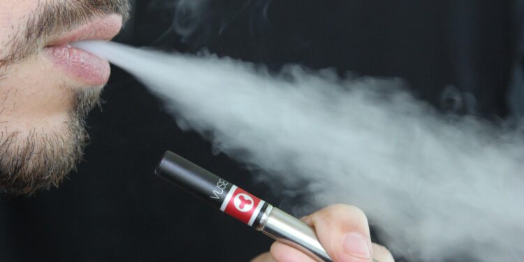 Médico alerta sobre risco de cigarros eletrônicos