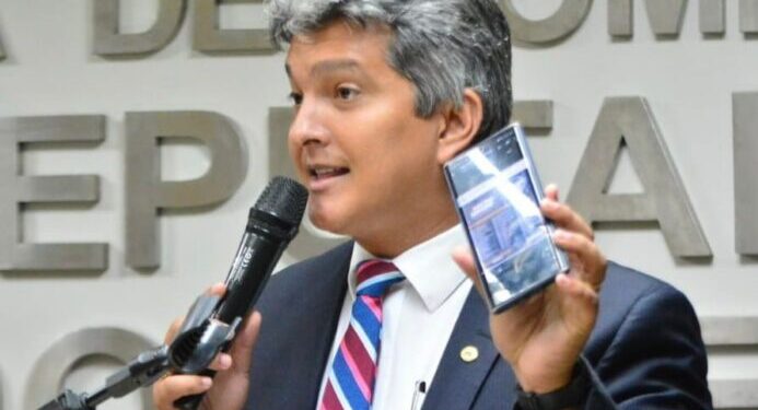Deputado Dr. Samuel Carvalho incentiva os jovens a tirarem o título de eleitor