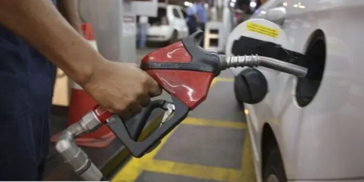 Gasolina sobe pela segunda semana seguida e chega à média nacional de R$ 7,27