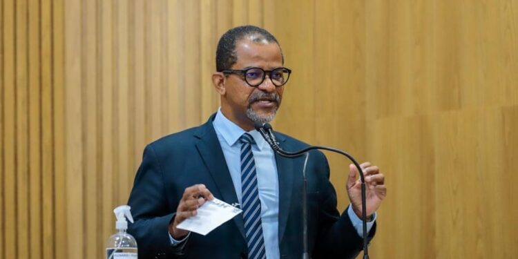 Professor Bittencourt parabeniza Universidade Tiradentes pelos 60 anos de fundação
