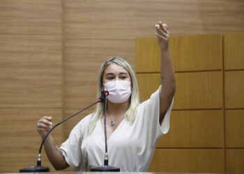 Kitty Lima destaca Abril Laranja que combate à crueldade de animais