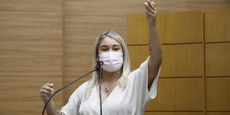 Kitty Lima destaca Abril Laranja que combate à crueldade de animais