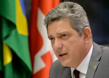 Rogério Carvalho nega ter exonerado irmão de Fábio Henrique