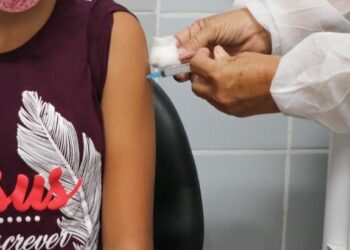 SES orienta pais e responsáveis a retomarem vacinação de crianças e adolescentes contra o HPV