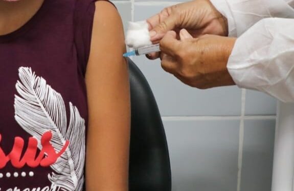 SES orienta pais e responsáveis a retomarem vacinação de crianças e adolescentes contra o HPV