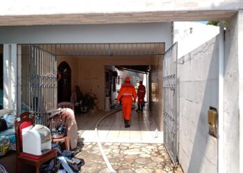 Corpo de Bombeiros atua no combate a incêndio em residência de Aracaju