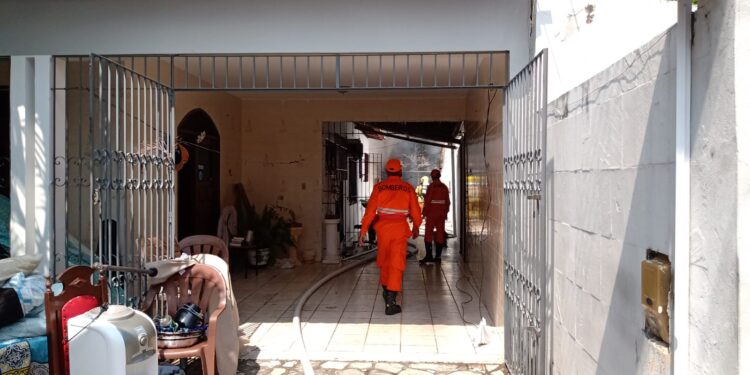 Corpo de Bombeiros atua no combate a incêndio em residência de Aracaju