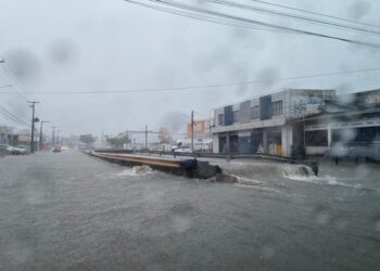 Chuvas causam transtornos, alagamentos e transbordamento de canal em Aracaju