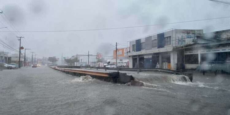 Chuvas causam transtornos, alagamentos e transbordamento de canal em Aracaju