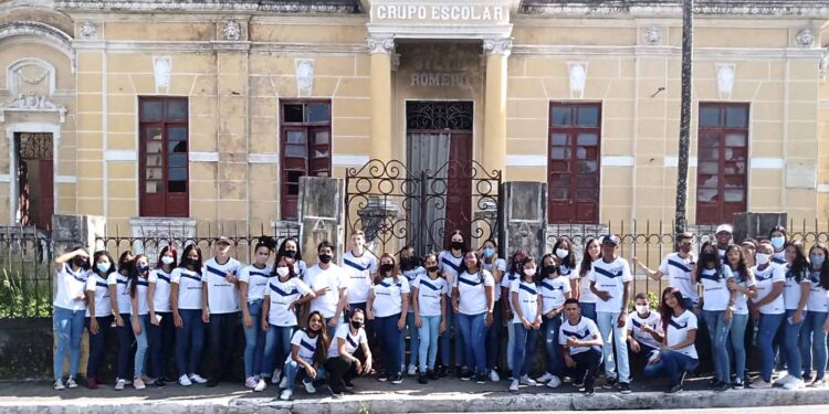 Professora promove atividade integradora sobre centenário do Colégio Estadual Sílvio Romero