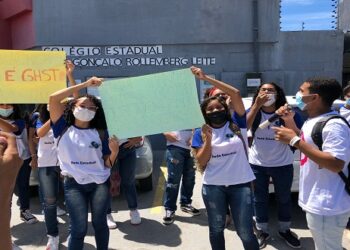 Alunos fazem manifestação pedindo reforma no Gonçalo Rollemberg