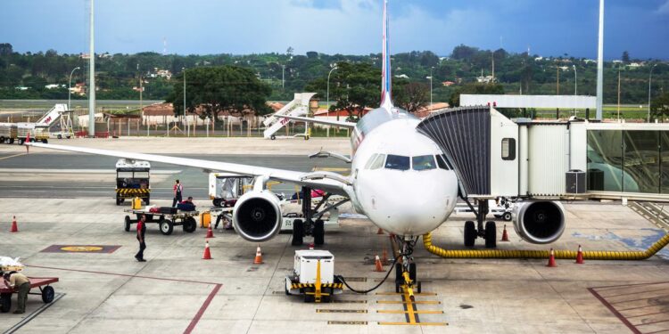 Governo dispensa testes contra covid-19 a quem entra no país
